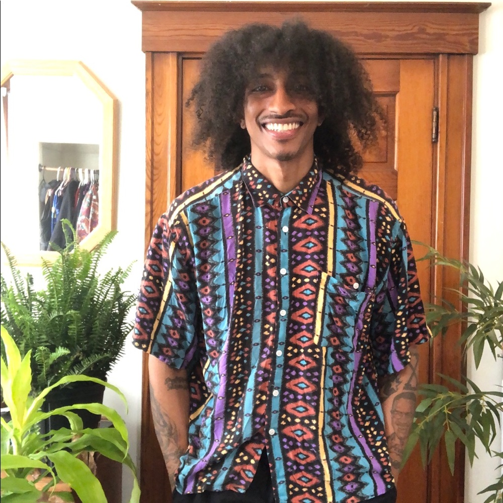 Fun unique 90s button up short sleeve shirt
